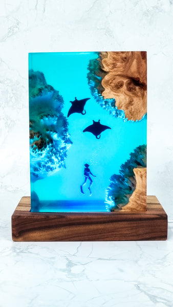 Underwater Lamp with manta rays and scuba diver