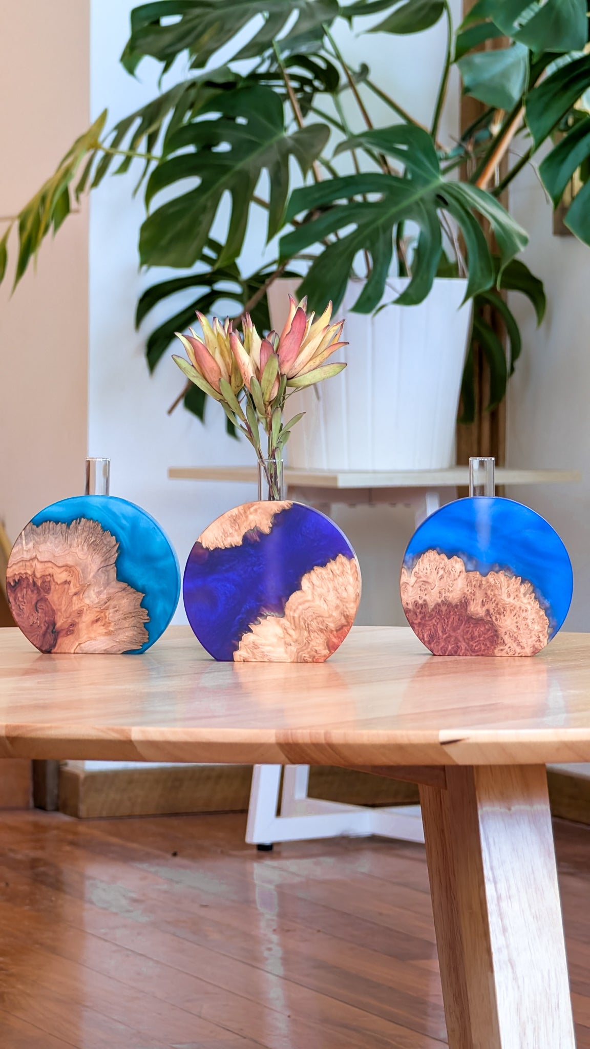 Round vase from Burl and Resin