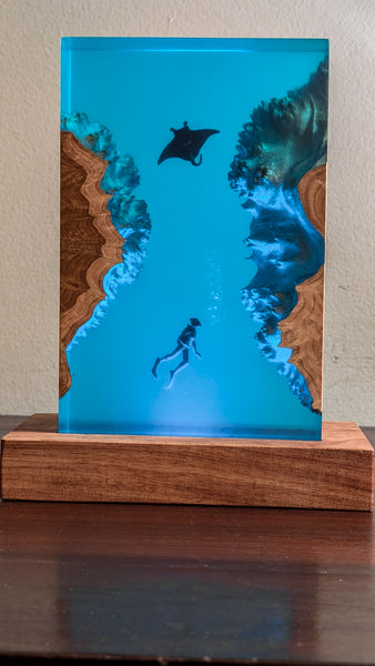 Underwater Lamp with manta ray and scuba diver